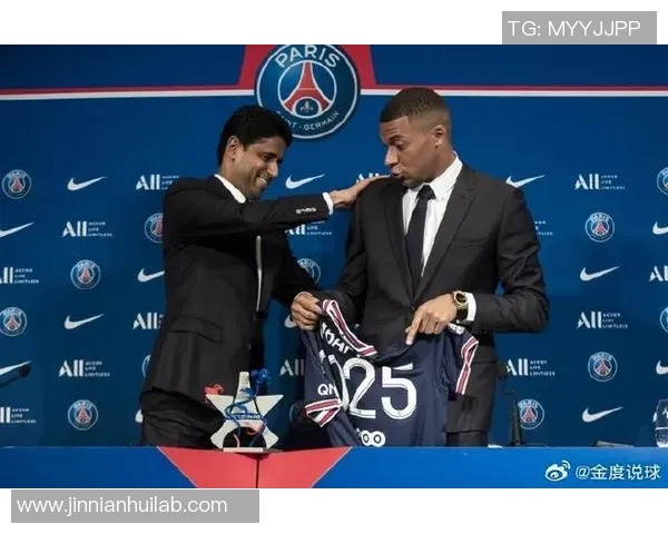 绝平巴黎伊桑与姆巴佩庆祝合影展现兄弟情深与奋斗历程